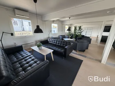 Bodetablering/Servicelänga bestående av 9 st bodar. Kök, samfällighetsytor samt tvättstuga. Etablering: Berlin