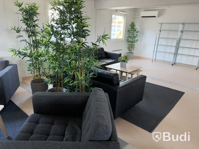 Bodetablering/Servicelänga bestående av 9 st bodar. Kök, samfällighetsytor samt tvättstuga. Etablering: Berlin