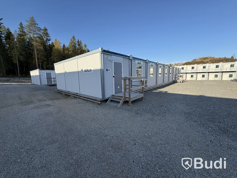 Bodetablering/Servicelänga bestående av 9 st bodar. Kök, samfällighetsytor samt tvättstuga. Etablering: Berlin