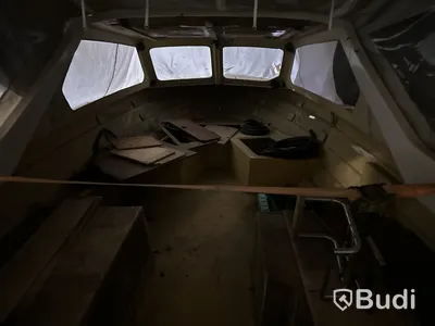 Båt med kabinhus på släpvagn