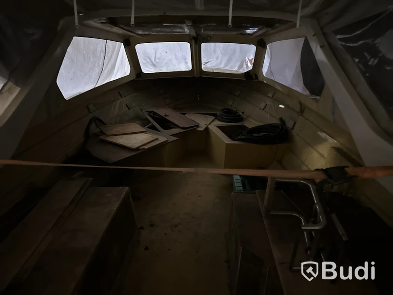 Båt med kabinhus på släpvagn