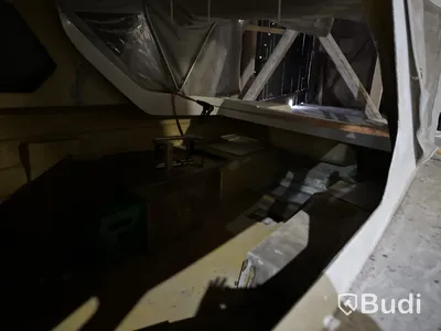 Båt med kabinhus på släpvagn