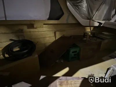 Båt med kabinhus på släpvagn