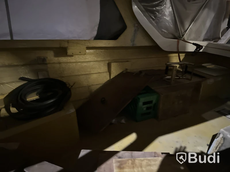Båt med kabinhus på släpvagn