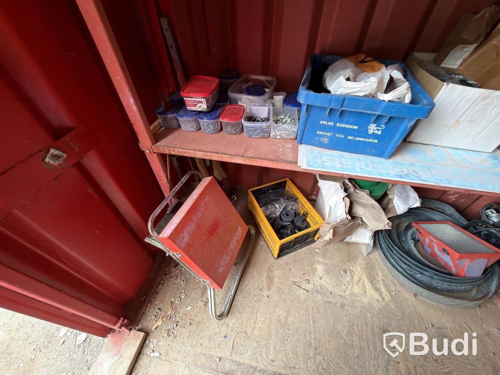 20-fots container med innehåll
