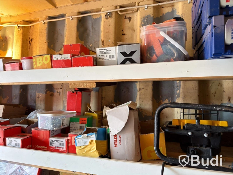 20-fots container med mycket innehåll