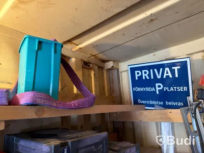 20-fots container med mycket innehåll