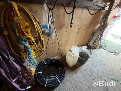 20-fots container med innehåll.