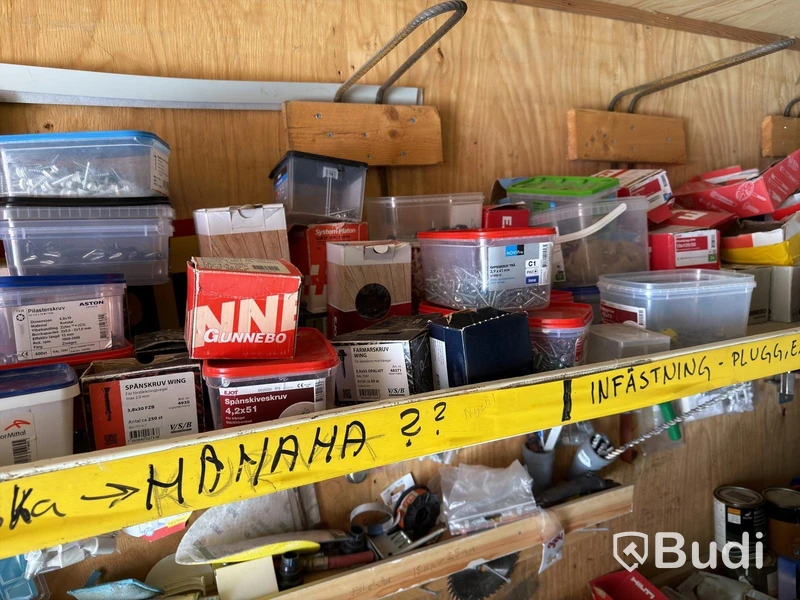 20-fots container med innehåll.