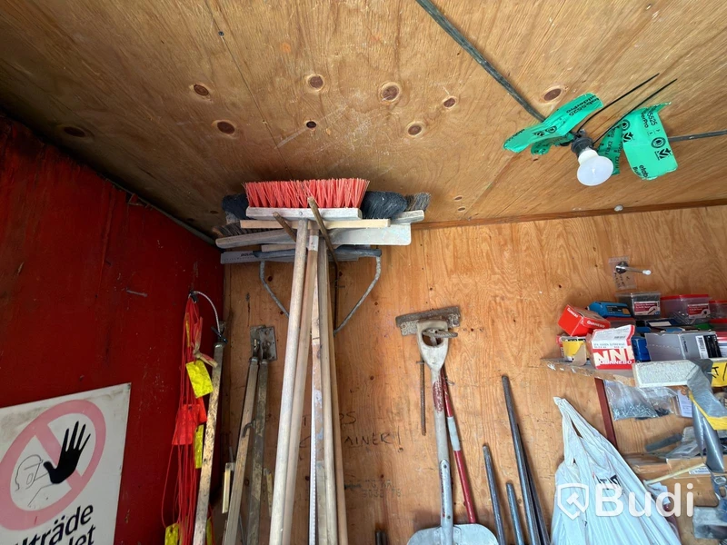 20-fots container med innehåll.