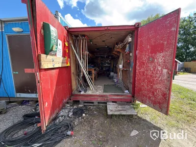 20-fots container med innehåll.