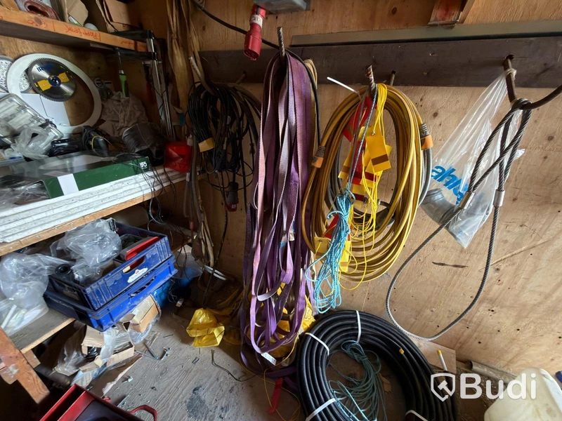20-fots container med innehåll.