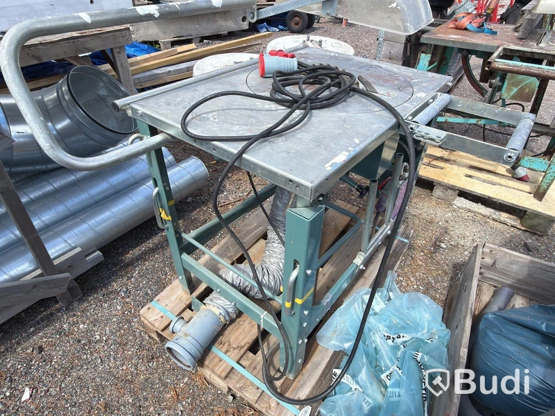 Gjerde saw with roller tables & dust extractor