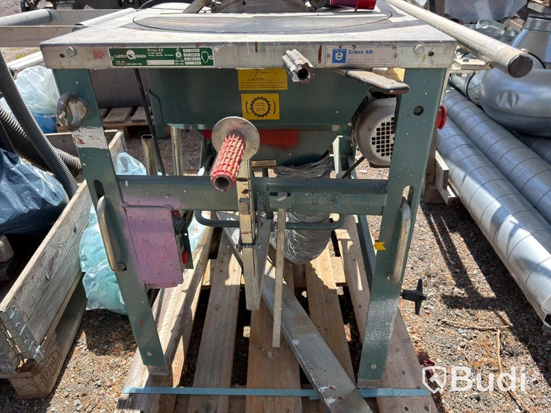 Gjerde saw with roller tables & dust extractor