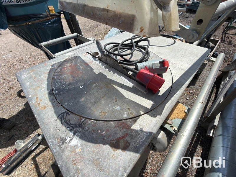 Gjerde saw with roller tables & dust extractor