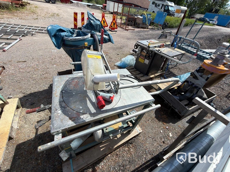 Gjerde saw with roller tables & dust extractor