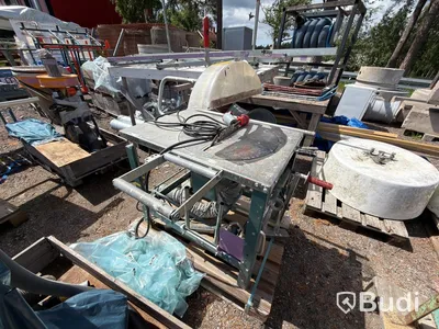 Gjerde saw with roller tables & dust extractor