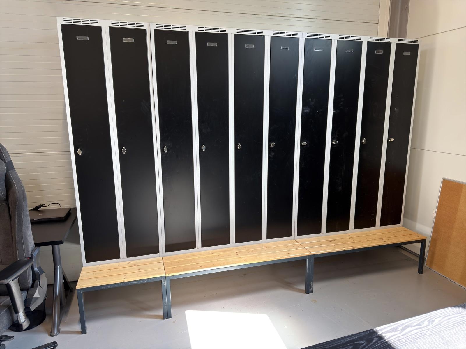 10-compartment locker