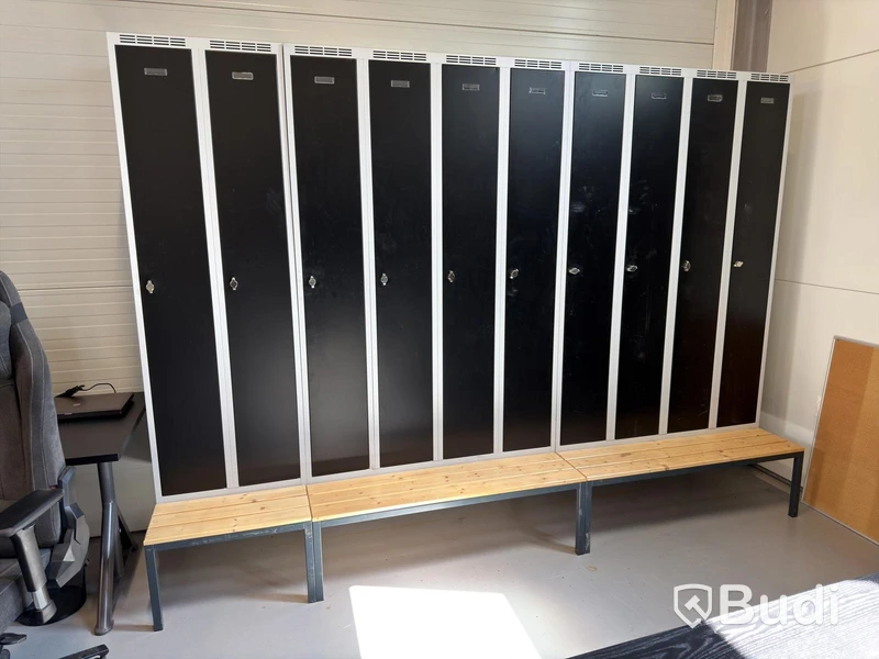 10-compartment locker