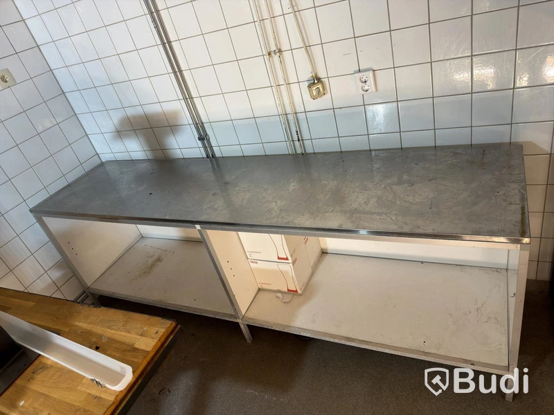 Köksbänk med rostfri skiva.