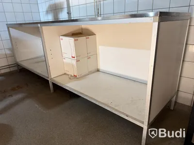 Köksbänk med rostfri skiva.