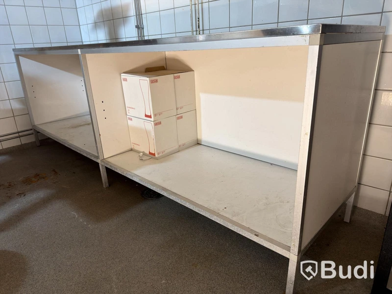 Köksbänk med rostfri skiva.