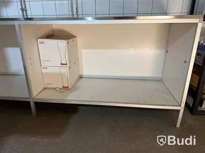 Köksbänk med rostfri skiva.