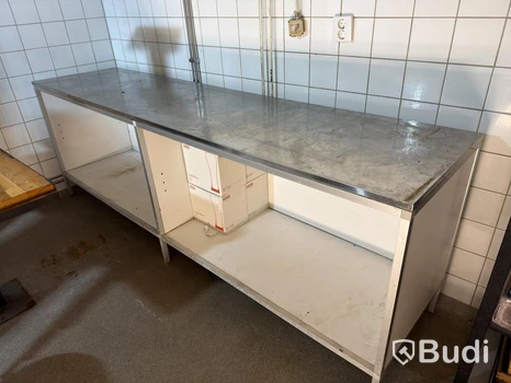 Köksbänk med rostfri skiva.