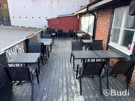 Utemöbler, 13 bord och 17 stolar