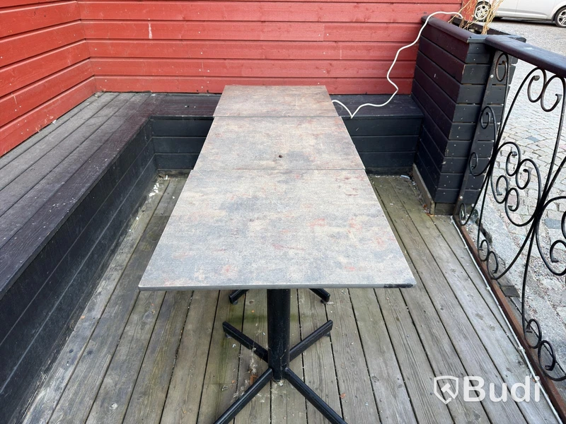 Bord och stolar, 17 bord och 23 stolar
