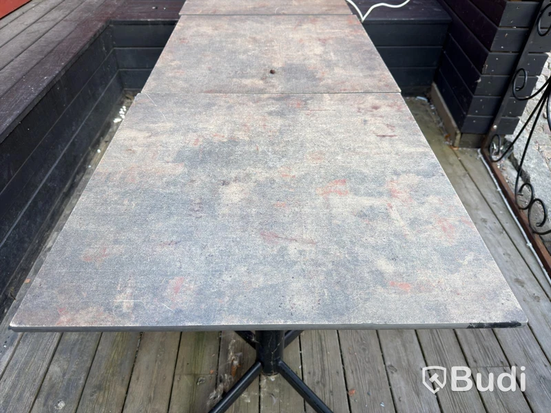 Bord och stolar, 17 bord och 23 stolar