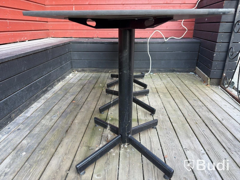 Bord och stolar, 17 bord och 23 stolar