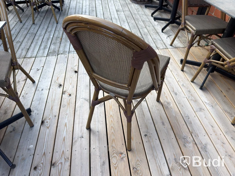 Bord och stolar, 17 bord och 23 stolar
