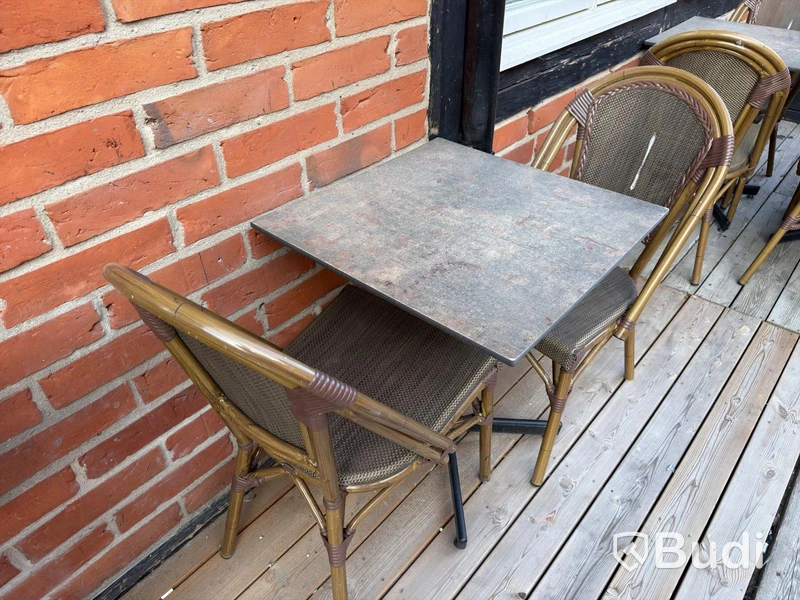 Bord och stolar, 17 bord och 23 stolar