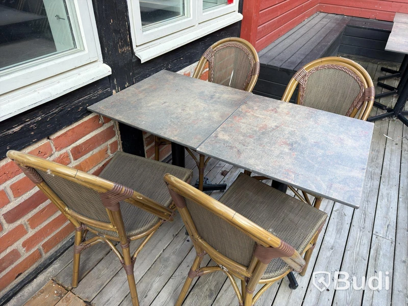 Bord och stolar, 17 bord och 23 stolar
