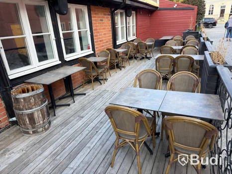 Bord och stolar, 17 bord och 23 stolar