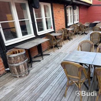 Bord och stolar, 17 bord och 23 stolar
