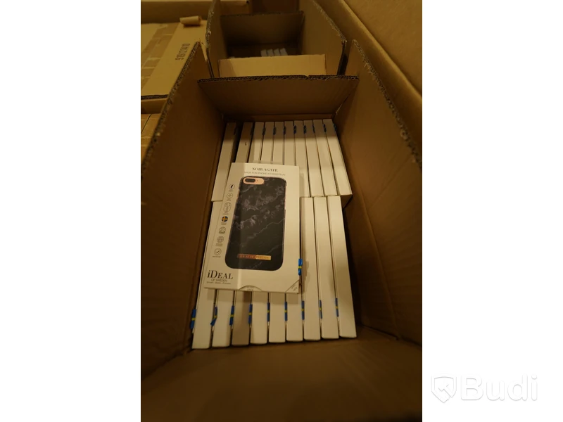 Pall med mobilskal från IDEAL, bl.a olika Iphone-modeller