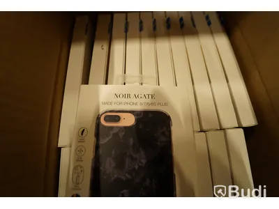 Pall med mobilskal från IDEAL, bl.a olika Iphone-modeller
