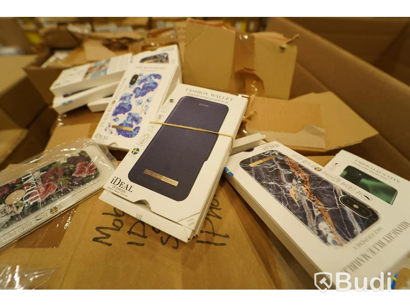 Pall med blandade mobilskal från IDEAL. Mestadels till iPhone X men också andra märken