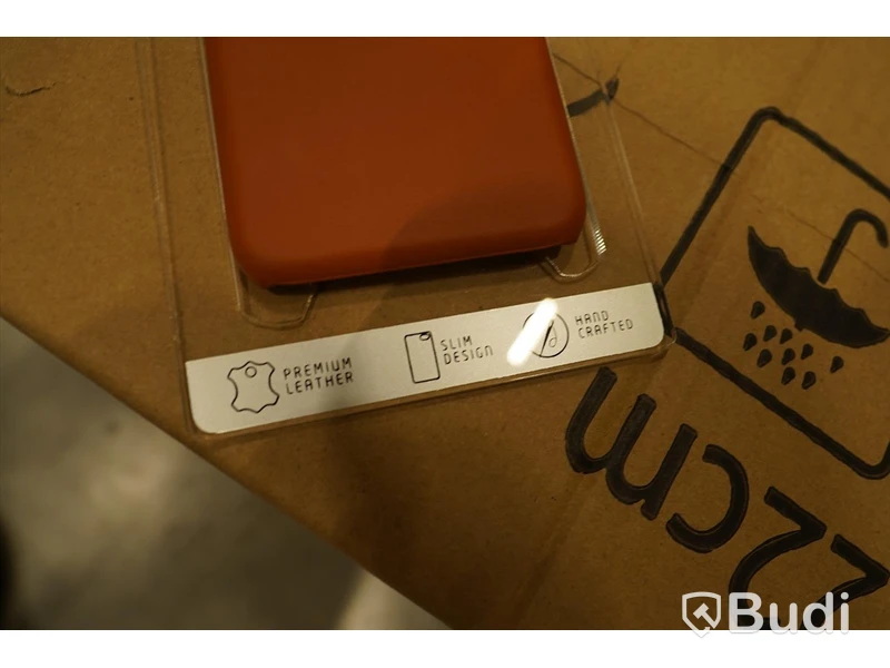 Pall med ca 600 läderskal till iPhone X från La vie