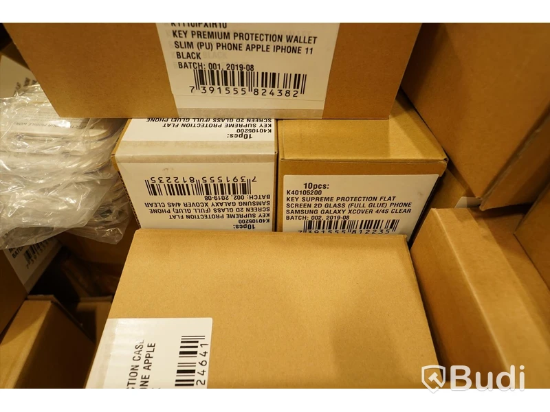 Pall med blandade mobilskal till bl.a Iphone 11, Iphone XS MAX, Xiaomi MI 9 Lite