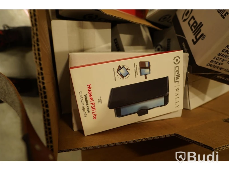 Pall med blandade mobilskal till bl.a Ipad 6-7 generationen, Huawei P30 Lite m.fl