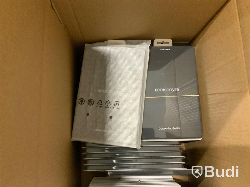 2st Flyttkartonger med diverse mobilskall. Mestadels kall till Samsung Tablets.