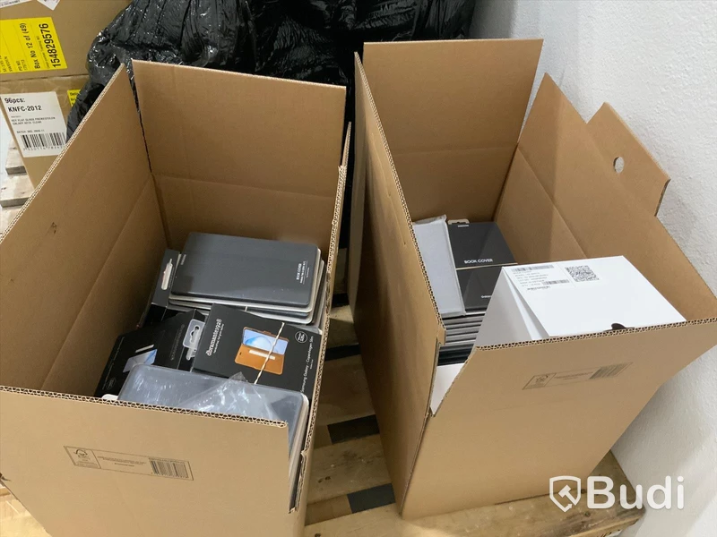 2st Flyttkartonger med diverse mobilskall. Mestadels kall till Samsung Tablets.