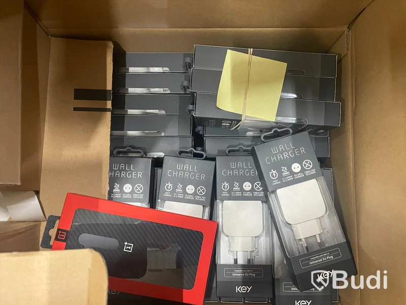 Pall med blandade mobiltillbehör från bl.a mobilskal till Galaxy S10, Panzer skärmskydd till Huawei P30, mobilladdare m.m.