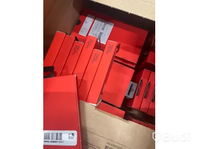 Pall med blandade mobiltillbehör från bl.a mobilskal till Galaxy S10, Panzer skärmskydd till Huawei P30, mobilladdare m.m.