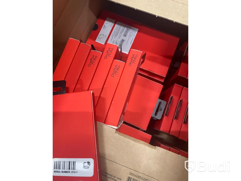 Pall med blandade mobiltillbehör från bl.a mobilskal till Galaxy S10, Panzer skärmskydd till Huawei P30, mobilladdare m.m.