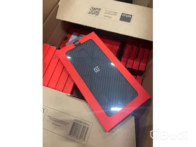 Pall med blandade mobiltillbehör från bl.a mobilskal till Galaxy S10, Panzer skärmskydd till Huawei P30, mobilladdare m.m.