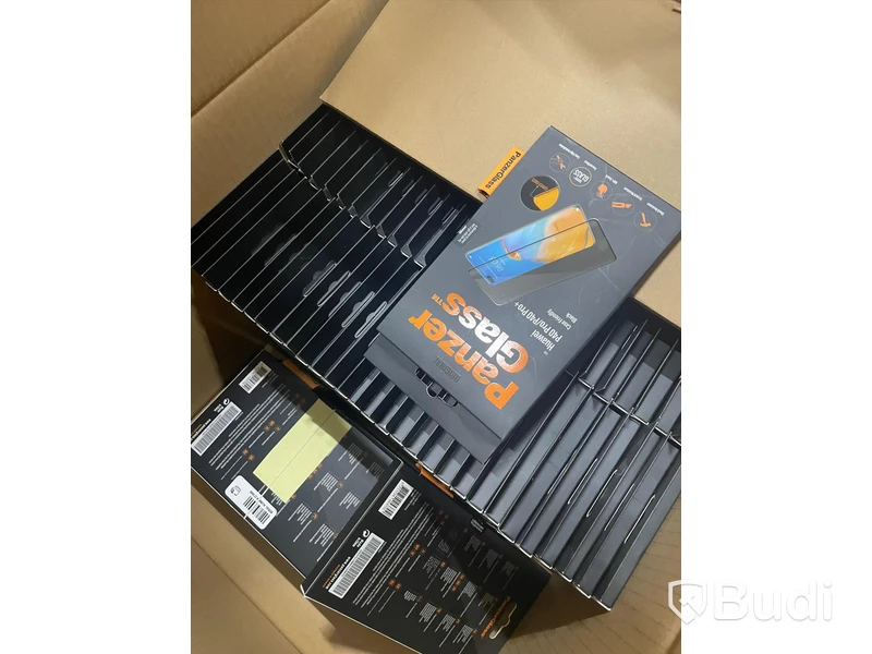 Pall med blandade mobiltillbehör från bl.a mobilskal till Galaxy S10, Panzer skärmskydd till Huawei P30, mobilladdare m.m.